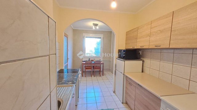 Eladó panellakás, Balatonfüreden 74.99 M Ft, 5 szobás