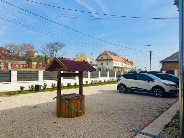 Eladó családi ház, Sukorón 149.9 M Ft, 6+3 szobás