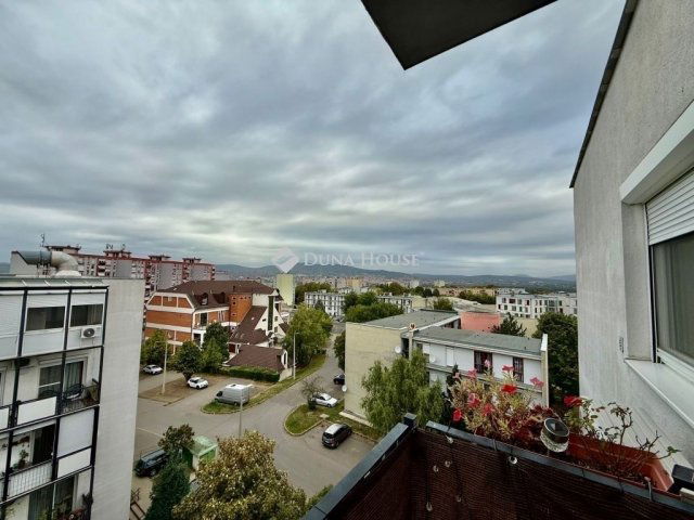 Eladó téglalakás, Pécsett 79.9 M Ft, 3 szobás