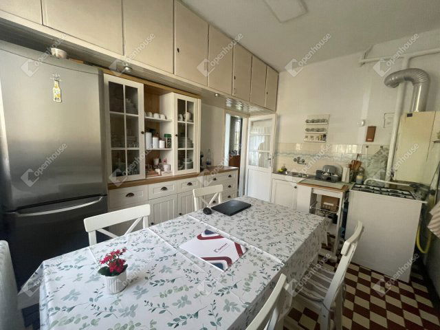 Eladó családi ház, Komáromban 39.9 M Ft, 2 szobás