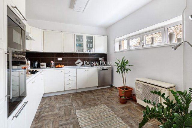 Eladó téglalakás, Balatonlelleén 72 M Ft, 6 szobás