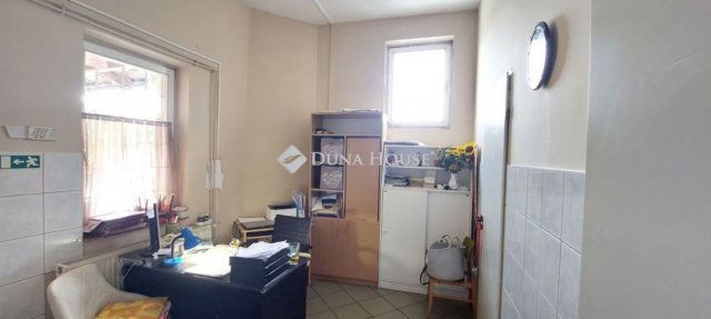 Eladó családi ház, Tatán 139.9 M Ft, 5 szobás