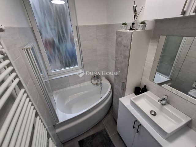 Eladó téglalakás, Budapesten, XVIII. kerületben 69.9 M Ft