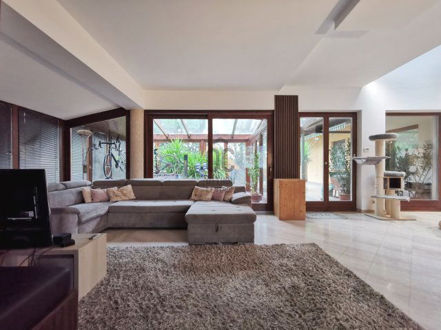 Eladó családi ház, Velencén 225 M Ft, 8 szobás