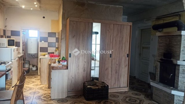 Eladó családi ház, Ercsiben 22.5 M Ft, 4 szobás