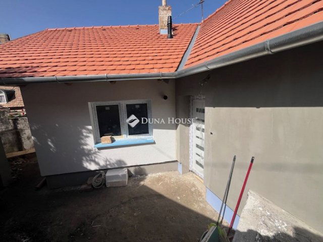 Eladó családi ház, Pécsett 81.9 M Ft, 3 szobás