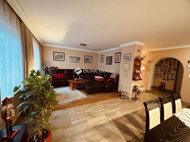 Eladó családi ház, Felcsúton 180 M Ft, 4 szobás