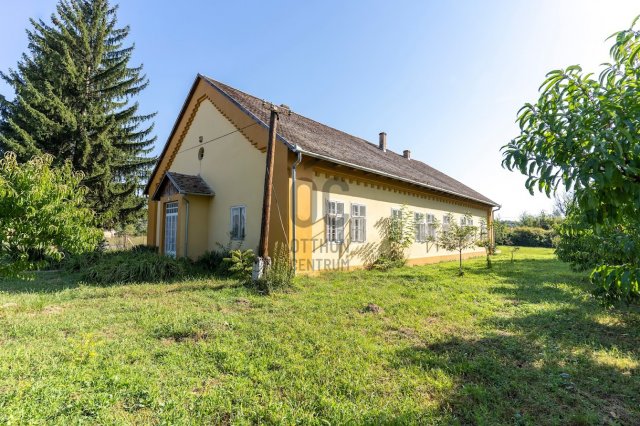Eladó családi ház, Kisszentmártonon 36.9 M Ft, 6 szobás