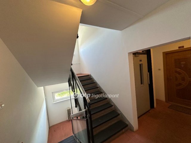 Eladó panellakás, Szegeden 38 M Ft, 1+1 szobás