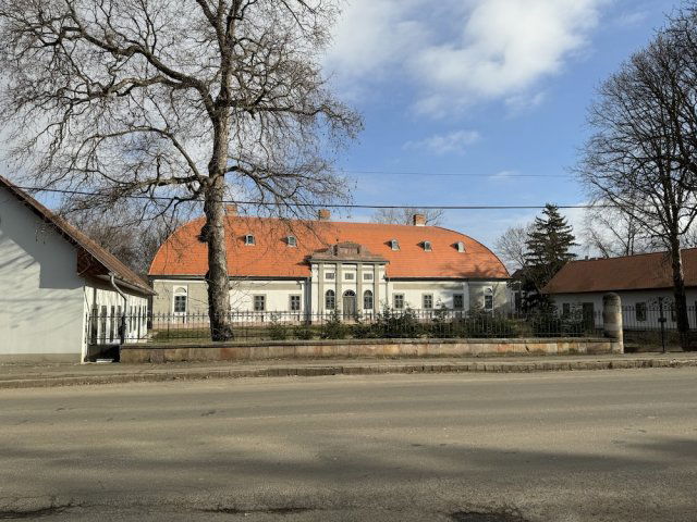 Eladó családi ház, Romhányon 490 M Ft, 14+10 szobás