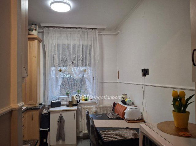 Eladó panellakás, Gyulán 39.5 M Ft, 3 szobás