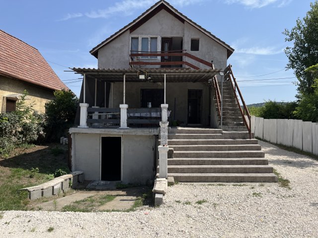 Eladó családi ház, Esztergomban 44.9 M Ft, 6 szobás
