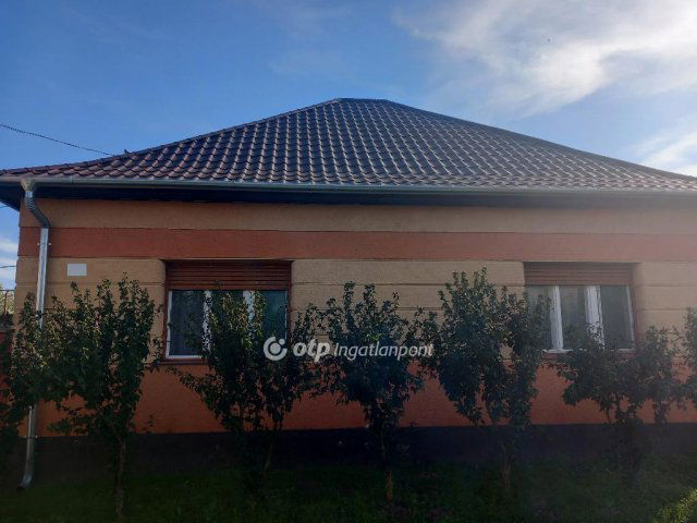 Eladó családi ház, Mikepércsen 58.99 M Ft, 2 szobás