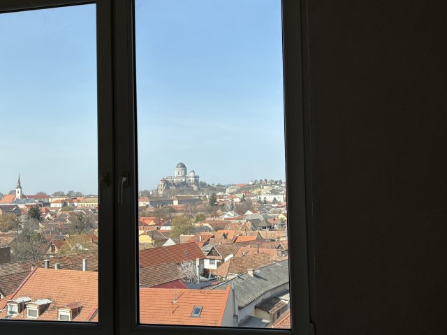 Eladó téglalakás, Esztergomban, Erzsébet Királyné utcában