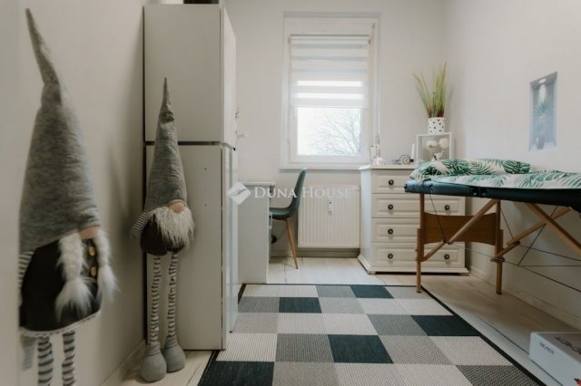 Eladó panellakás, Veszprémben 66.9 M Ft, 3 szobás