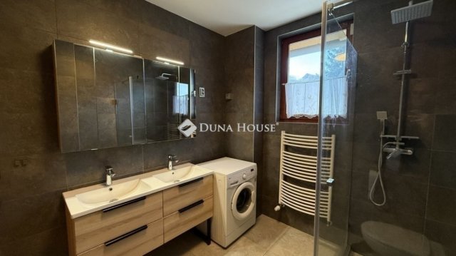 Eladó családi ház, Pécsett 99 M Ft, 4 szobás