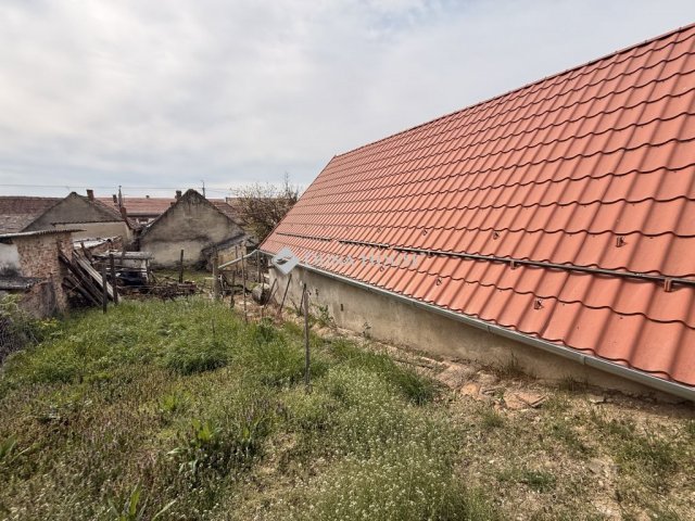 Eladó családi ház, Pécsett 42.9 M Ft, 3 szobás