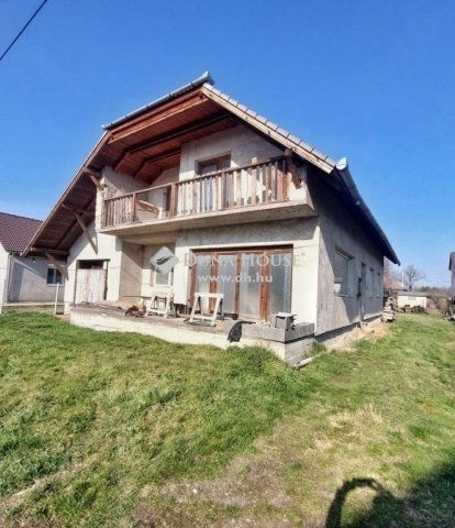 Eladó családi ház, Vácrátóton 57.99 M Ft, 6 szobás