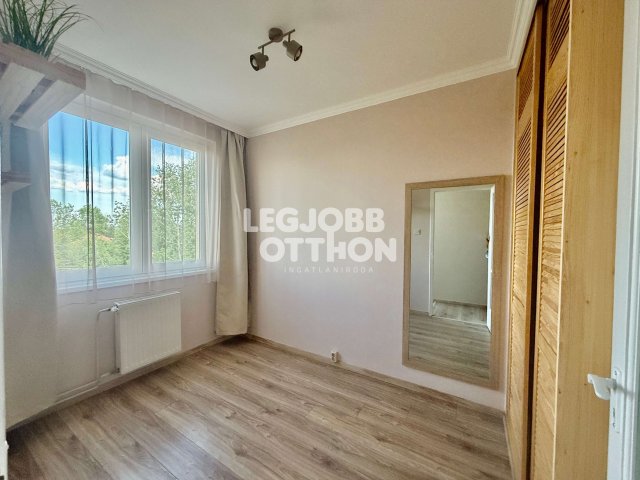 Kiadó panellakás, albérlet, Cegléden 170 E Ft / hó, 3 szobás