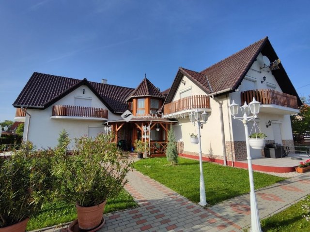 Eladó családi ház, Gyenesdiáson 270 M Ft, 9 szobás