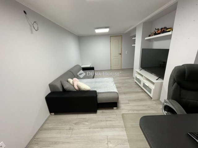 Eladó családi ház, Pécsett 109 M Ft, 6 szobás