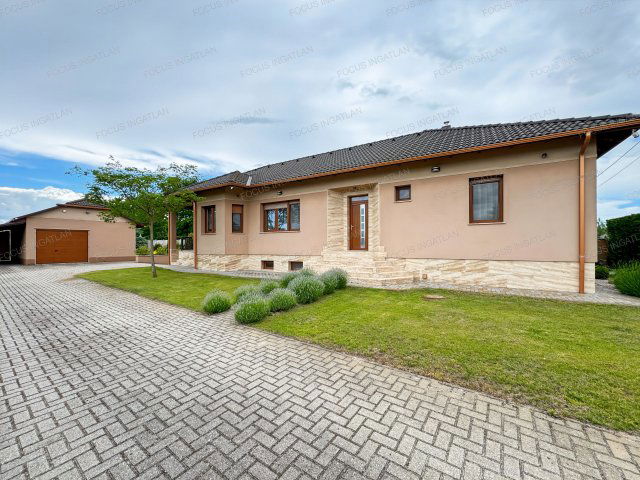 Eladó családi ház, Kecskeméten 149.99 M Ft, 5 szobás
