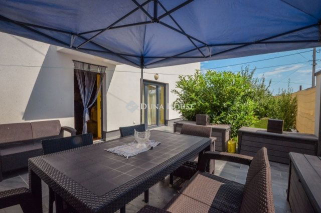 Eladó ikerház, Kápolnásnyéken 95.9 M Ft, 3 szobás