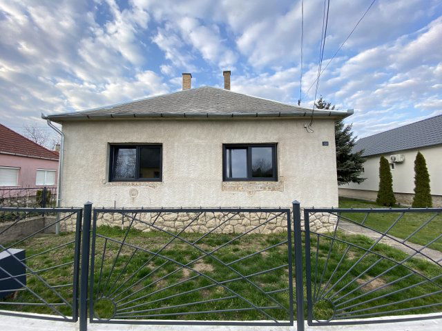 Eladó családi ház, Komáromban 52 M Ft, 3 szobás