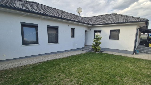 Eladó családi ház, Harkán 109 M Ft, 4 szobás