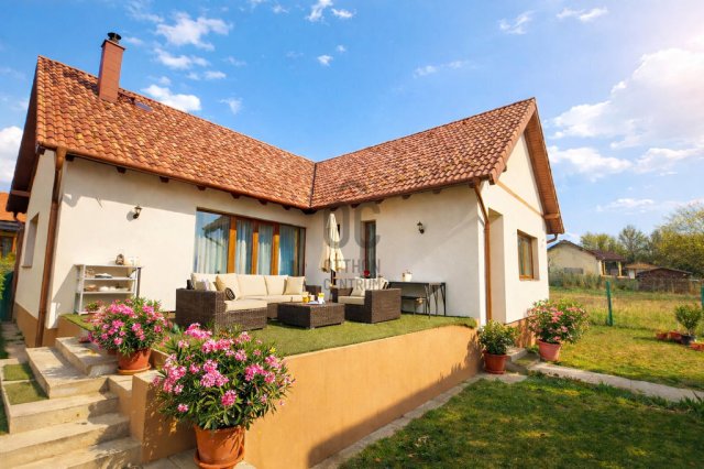 Eladó családi ház, Nagytarcsán 205 M Ft, 5 szobás