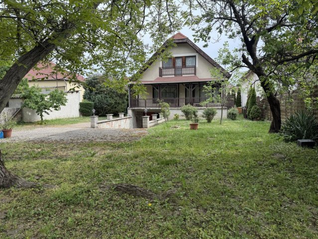 Eladó családi ház, Komáromban 122.9 M Ft, 5 szobás