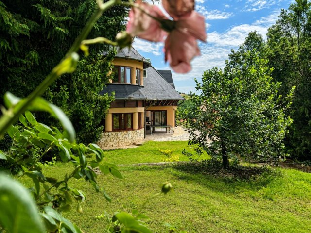 Eladó családi ház, Pécsett 239.9 M Ft, 6 szobás