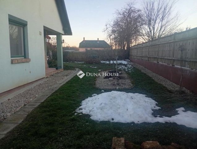 Eladó családi ház, Akán 49.9 M Ft, 3 szobás