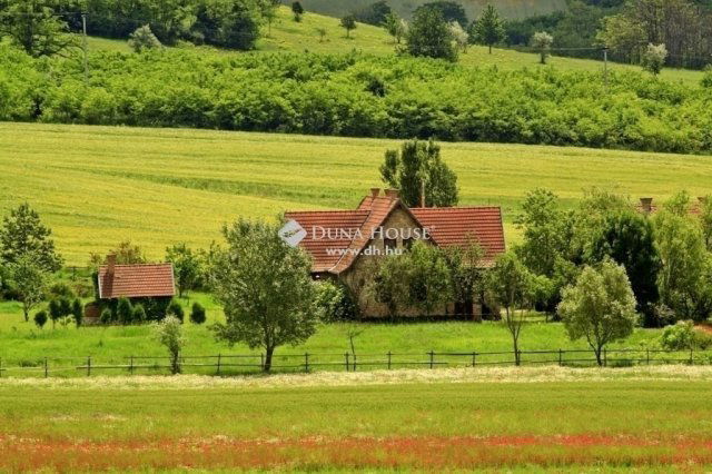 Eladó családi ház, Vácegresen 279.9 M Ft, 6 szobás