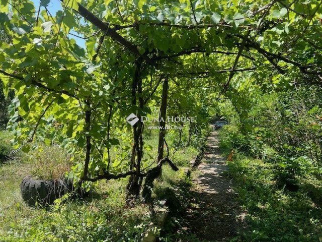 Eladó nyaraló, Komlón 11 M Ft, 3 szobás / költözzbe.hu