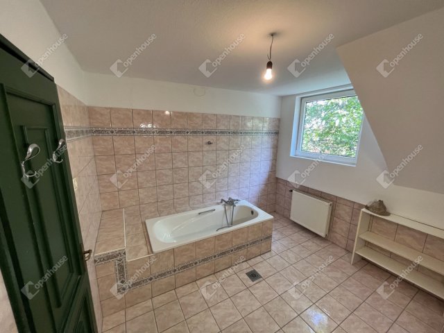 Eladó családi ház, Egerben 169.9 M Ft, 9 szobás