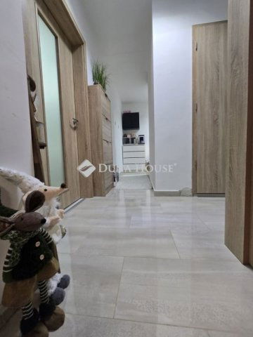 Eladó panellakás, Pécsett 57.9 M Ft, 3 szobás