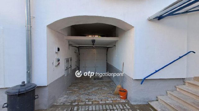 Eladó családi ház, Kecskeméten 85 M Ft, 6+1 szobás