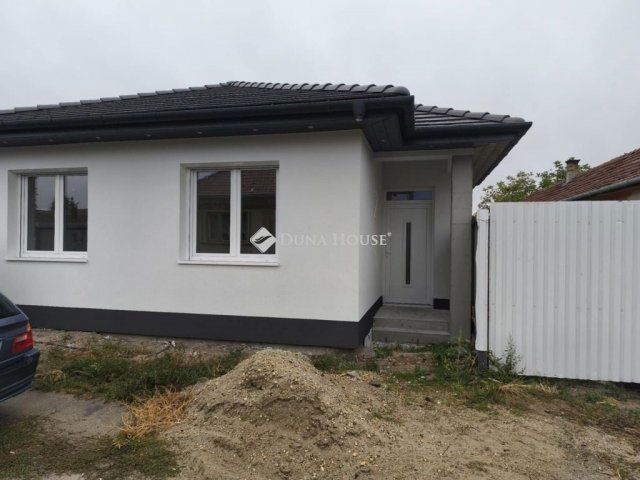 Eladó ikerház, Cegléden 63.5 M Ft, 4 szobás