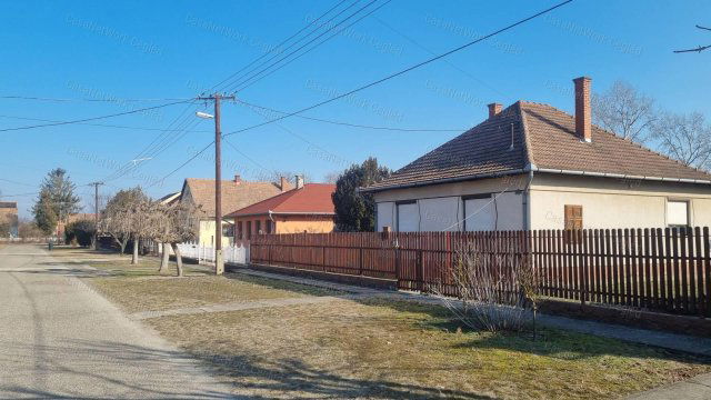 Eladó családi ház, Csemőn 34.5 M Ft, 3 szobás