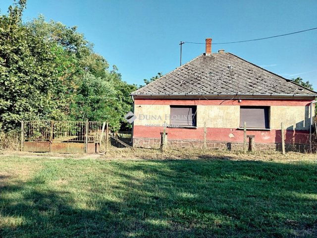 Eladó családi ház, Szákszenden 16 M Ft, 2 szobás