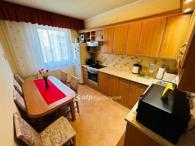 Eladó panellakás, Debrecenben 63.9 M Ft, 1+2 szobás