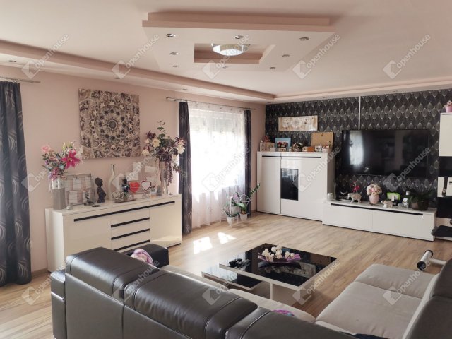 Eladó családi ház, Komáromban 180 M Ft, 8 szobás