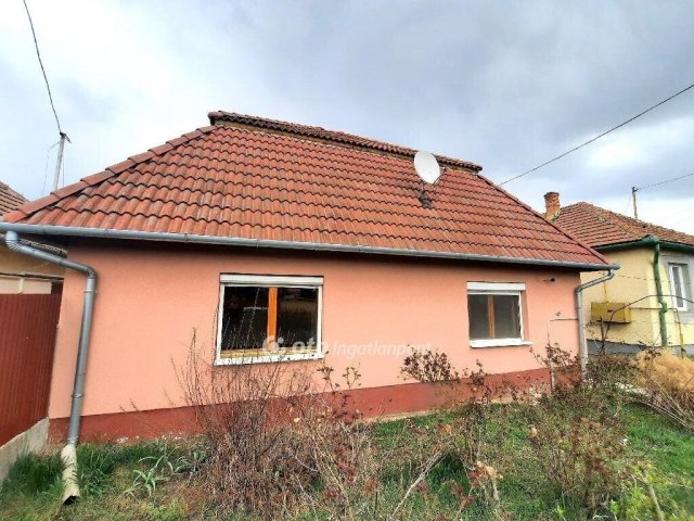 Eladó családi ház, Szolnokon 39.99 M Ft, 4+1 szobás