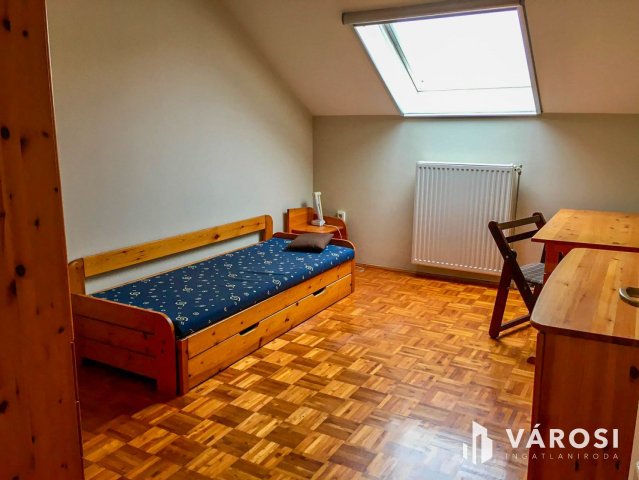 Eladó téglalakás, Szegeden 99 M Ft, 4 szobás
