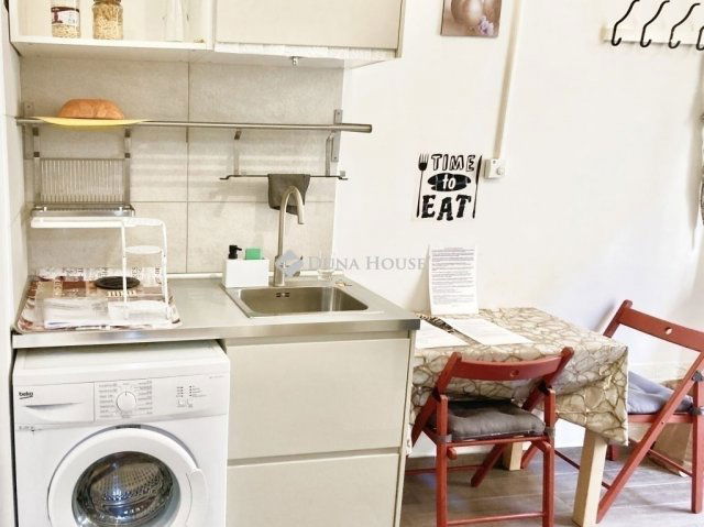 Eladó téglalakás, Budapesten, VI. kerületben 49.9 M Ft, 1 szobás