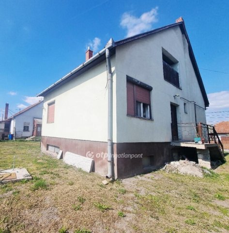 Eladó családi ház, Tasson 35.8 M Ft, 3 szobás