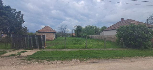 Eladó telek, Ercsiben 10 M Ft / költözzbe.hu