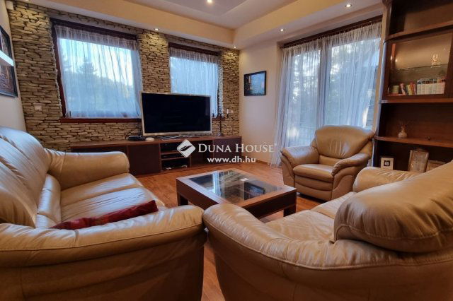 Eladó nyaraló, Komlón 158 M Ft, 9 szobás / költözzbe.hu