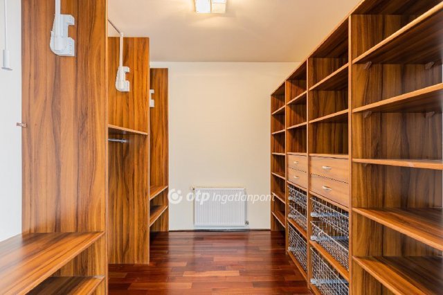 Eladó családi ház, Telkin 399.9 M Ft, 6 szobás